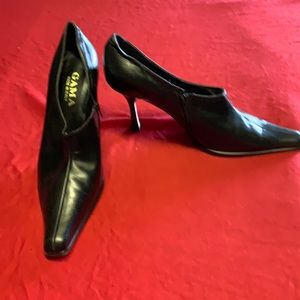 Black leather short boos with heel small inner zipper